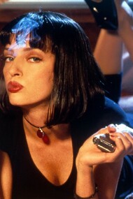 Uma Thurman con un cigarrillo y una pistola