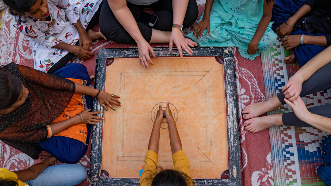 Descubra como você pode causar um impacto social positivo através de ações simples e práticas no dia a dia, seja como indivíduo, grupo ou organização, e contribua para um futuro melhor e mais sustentável para todos