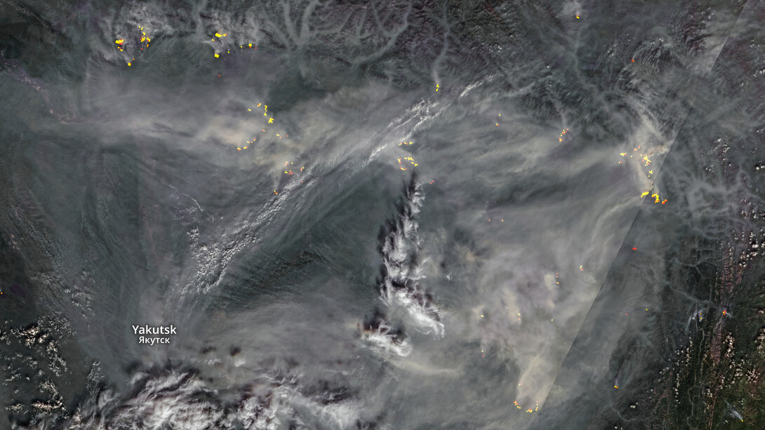 Fuertes columnas de humo causadas por incendios forestales alrededor de la ciudad de Yakutsk, 6 de agosto de 2020, República de Sakha, Rusia 