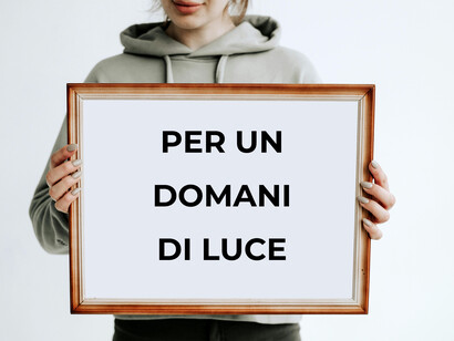 Una promessa di luce nel cartello di una ragazza: riflettendo su ogni passo, illuminiamo il cammino per un futuro radioso