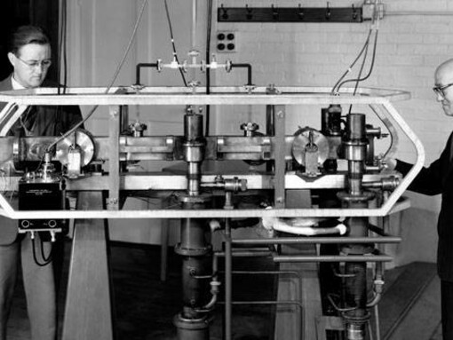 Louis Essen e J. V. L. Parry accanto al primo orologio atomico al cesio del mondo, sviluppato presso il National Physical Laboratory del Regno Unito nel 1955
