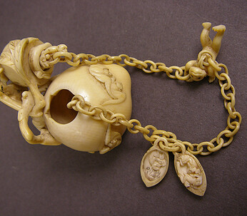 Carved ornament 892/1095 Qing dynasty, Qianlong reign period H 3.6 cm, W 3 cm