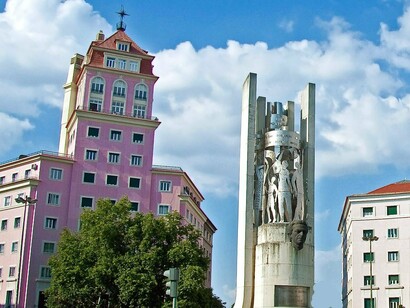 Monumento a Francisco Sá Carneiro no Porto, em Portugal.  Enquanto os nossos representantes se vestirem com promessas vazias, andarem com discursos promissores e venderem sonhos para os portugueses, o país não crescerá e não haverá outra alternativa senão romper com as lentes de continuidade e optar-se por lentes renovadas
