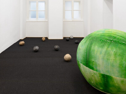 Sonia Leimer, Dust buddies, exhibition view. Courtesy of Galerie nächst St. Stephan