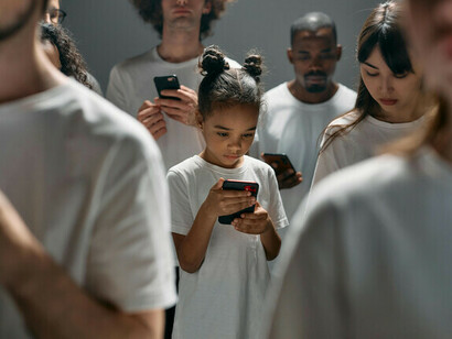 La hiperconectividad nos mantiene en contacto constante con redes de información y entretenimiento, pero muchas veces a costa de vínculos significativos