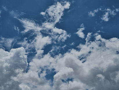 Cielo. E sotto questo cielo muto noi fuggiamo. Senti! Senti? Sotto gli archi dove i venti erano gioiosi, come se il silenzio immenso dei cieli rispondesse