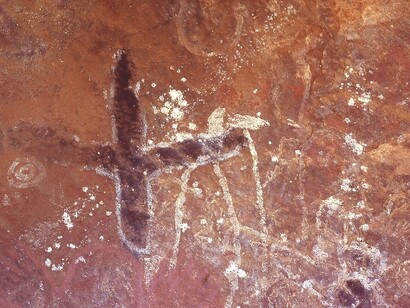 Uluru cambia colore durante il giorno, passando dal rosso acceso all'arancio e al viola, creando uno spettacolo naturale straordinario. Pitture ruprestri sul monolito Urulu, Territorio del Nord, Australia