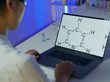 El desarrollo exitoso demanda un medio de cultivo con la misma quiralidad inversa para permitir su multiplicación