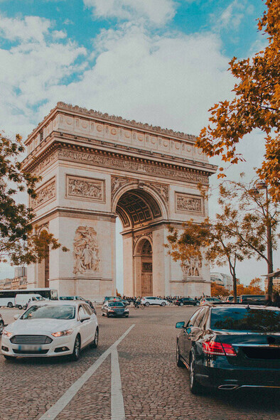 Arco do Triunfo em um dia de primavera no mês de setembro em Paris, Europa
