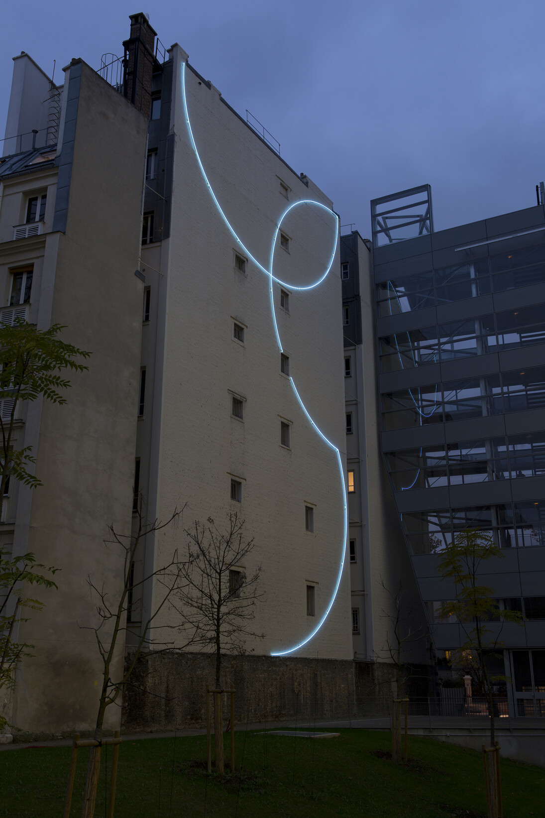 François Morellet, 3 arcs de néon inclinés à 0°-90°-45°, 2014 , Installation lumineuse pérenne , Don de Kamel Mennour et François Morellet à l'Institut Imagine, Paris 
© ADAGP François Morellet, Photo: Fabrice Seixas, Courtesy the artist and kamel mennour, Paris
