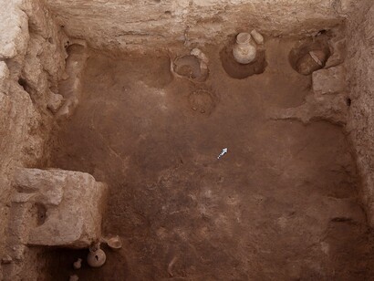 Stanza dedicata al culto dei defunti con altare e tomb infantili in vasi di ceramica. Per le immagini si ringrazia il Ministero degli Esteri