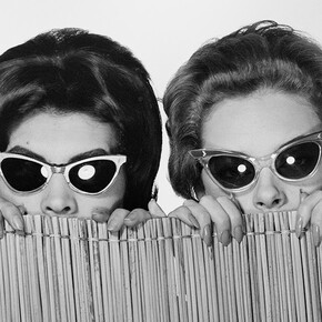 Boleslaw Senderowicz, María Marta y Norma, Lentes de Di Si, Lavalle y Florida (detalle), 1959. Cortesía de Galería Vasari 