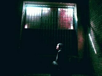 Preso em cela solitária. Mais do que nunca é preciso também trabalhar com a sociedade no geral sobre a necessidade de conviver com o homem no pós reclusão