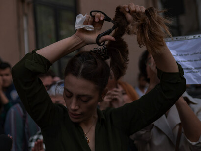 Donna Iraniana che si taglia i capelli in simbolo di protesta