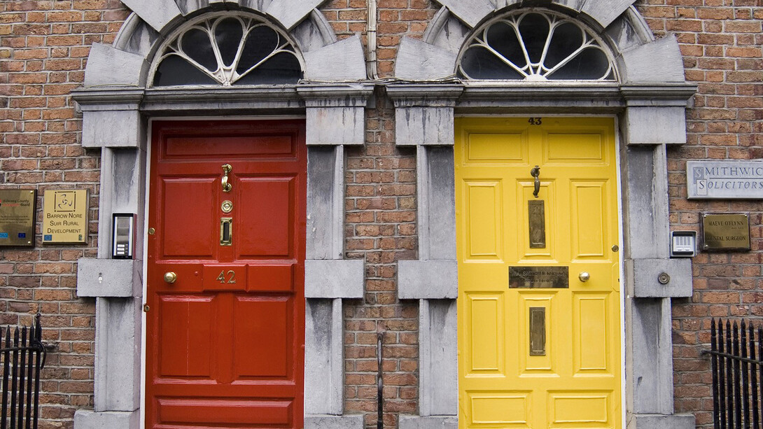 Casa. Portas típicas britânicas
