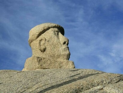 Escultura del poeta Pablo Neruda en Isla Negra