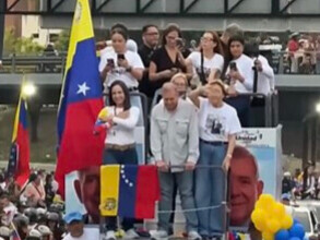 L'activiste María Corina Machado exprimant son soutien à un parti politique au cœur de la campagne présidentielle vénézuélienne de 2024