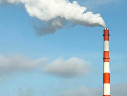 Les rejets industriels dans l’atmosphère rappellent que derrière les technologies numériques et l’IA se cache une empreinte carbone lourde, ancrée dans des systèmes énergétiques polluants
