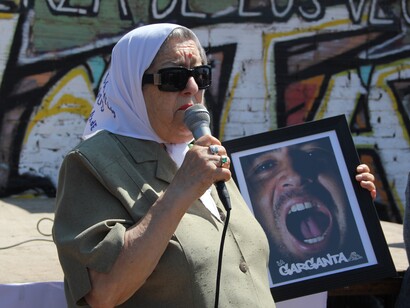 Buenos Aires. Una mujer sostiene una portada de "La Garganta", la revista editada por La Poderosa