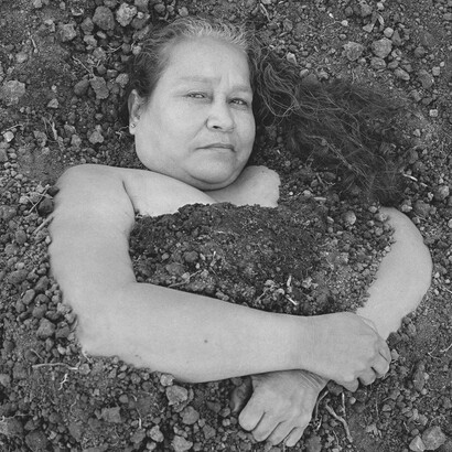 Serie Madres TERRA, fotografía de Carlos Saavedra. La serie retrata a mujeres colombianas que buscan justicia por sus hijos y hermanos, víctimas del gobierno colombiano