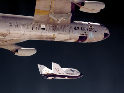 Il prototipo del X-38 durante un test di separazione da un B-52 nel 1999. (Credit: NASA)