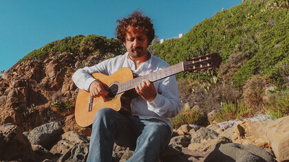 Il richiamo e l’abbandono, l'ultimo album strumentale di Luca Di Martino. Sono consapevole di fare musica lontana da quella attualmente richiesta dal mercato, ma penso che anche all’interno di una società distratta ed euforica qualcuno potrebbe sentire il bisogno di fermarsi ad ascoltare qualcosa “fuori moda”