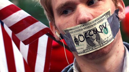 Activista del movimiento "Occupy Wall Street" con la boca tapada