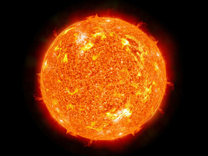 Explosion de soleil. Dire que le soleil tourne autour de la terre ne peut être exact que si l'on précise : relativement à un observateur placé à sa surface: cette proposition devient fausse si l'on affirme que le soleil tourne autour de la terre au sein du système solaire