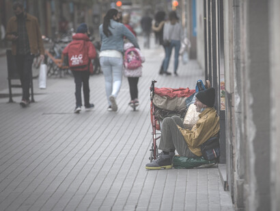 Hombre sintecho descansa en la acrea