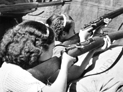 Donna in battaglia, durante l'assedio dell'Alcázar di Toledo, Spagna, 1936