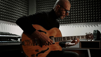 Paolo Sala, chitarrista jazz, rock e classico, con una carriera musicale ricca di esperienze e collaborazioni