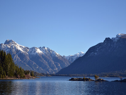 Aunque no de adquisición local, cabe destacar el reporte reciente de un caso de infección de piel y partes blandas por este Vibrio en un paciente que ingresó al Hospital de Clínicas de la Ciudad de Buenos Aires. Lago Nahuel Huapi, sus aguas fluyen hacia el río Limay que luego se une al río Negro, Provincia de Rio Negro, Argentina