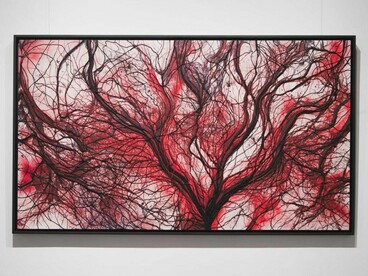 La obra de Sequeira trasciende la técnica textil tradicional para convertirse en una experiencia neuroestética y multisensorial que, a través del tacto, la vista e incluso estímulos olfativos y audiovisuales, activa la memoria corporal y estimula respuestas emocionales profundas. Fotografías por cortesía de Víctor Vega Valverde 