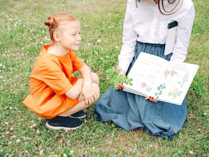 Mãe ensina sobre plantas à filha