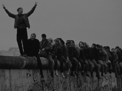 A la disolución de la Unión Soviética se unió la crisis económica interna de ese país, la desaparición del movimiento comunista internacional, y la imposibilidad de ofrecer una respuesta estratégica eficaz a la hegemonía estadounidense