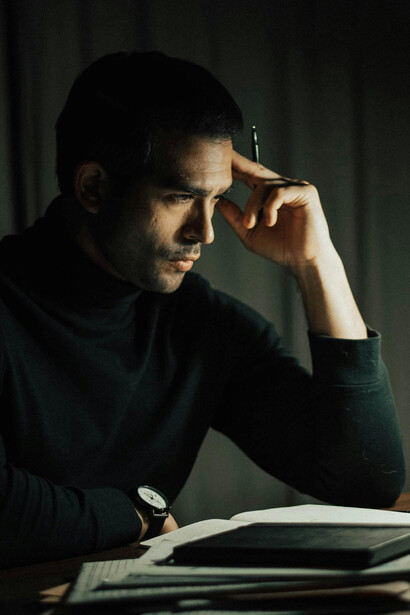 Thomas Hobbes via o ser humano como autômato racional, sempre cauteloso e egoísta, contrastando com a visão mais otimista dos iluministas