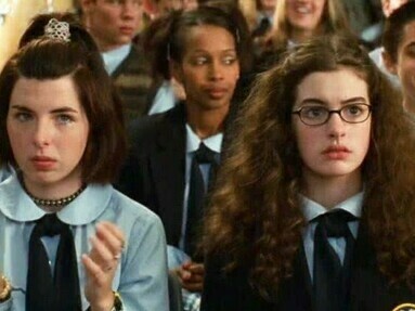 Além de ser um grande ícone no cinema, com suas estreias e filmes marcantes, como O Diabo Veste Prada (2006), Anne Hathaway nunca falhou em ser uma criadora de tendências fashion, impactando a indústria da moda com seu talento especial. Sua influência global é tão grande, que marcas mundialmente aclamadas, como Shiseido e Bulgari, não perderam a oportunidade de valorizar a singularidade da atriz e a têm como embaixadora