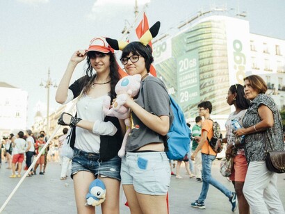 Jugadoras de Pokémon Go por las calles de Madrid