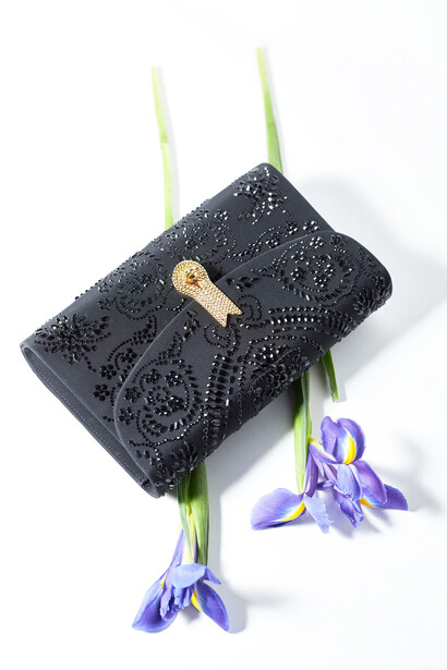 "Queen" pochette in crepe de chine nero con decoro strass tone-sur-tone