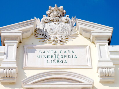 Placa da entrada da Santa Casa da Misericórdia em Lisboa, Portugal