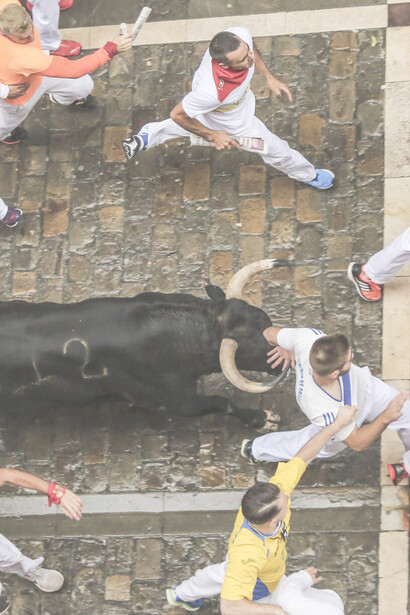 Primer encierro sanfermines, 2019, A las 8:00 de la mañana mozos y toros se dan cita en las calles del casco viejo de Pamplona, Navarra, España
