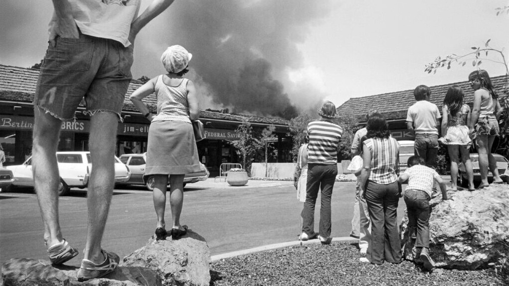 Mimi Plumb, Crowd and fire (detail), 1976. Courtesy of High Museum of Art