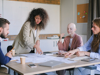 Il Career Coach è un allenatore che aiuta le persone a crescere e prosperare nella corsa per un appagante percorso professionale, economico e personale
