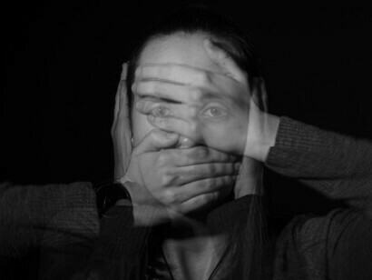 Mani sul volto. Abbiamo bisogno di una coerenza che a volte sconfina nel ridicolo e ci fa comportare in modo assurdo
