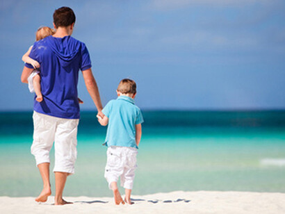 Padre en la playa con sus hijos