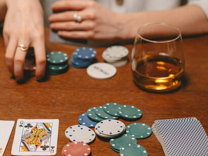 Pessoas jogam poker. Aqui que eu quero jogar pimenta nesse molho. Assim como no poker, temos pessoas que não podem renunciar ao seu capital para tentar se manter no “jogo”, ou não pode “se retirar” por muitas partidas seguidas, pois ao fazê-lo se empobrecerá ao longo tempo. Então, em algum momento ele terá que puxar o gatilho, ou até, será obrigado a participar de uma rodada que é desfavorável para as cartas que tem, só para não perder passivamente