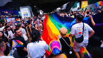 La representación de relaciones homosexuales en los medios ha contribuido a la aceptación y normalización de estas realidades. Marcha del Orgullo en Bangkok, Tailandia, 1 de junio de 2024