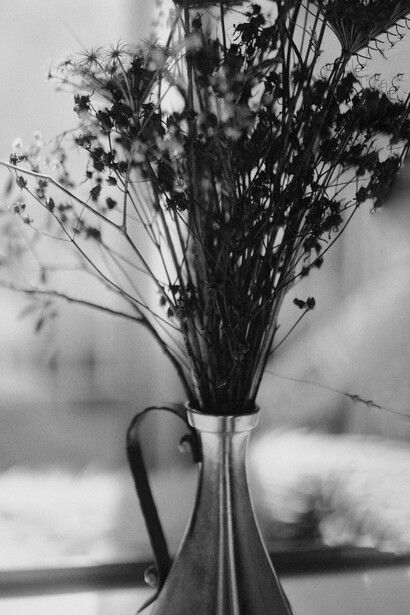 La mujer lo observa moverse al ritmo de la música, con los ojos cerrados… acerca su silla a la de ella