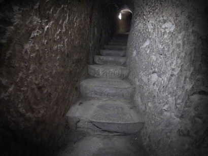 Città sotterranea di Derinkuyu in Cappadocia, Turchia. Derinkuyu è la più grande e la più profonda delle oltre 200 città sotterranee scoperte nella regione della Cappadocia, famosa per i suoi paesaggi vulcanici e le sue formazioni rocciose