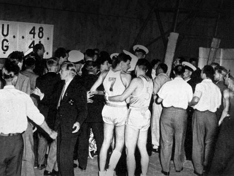 Selecciones de Uruguay y Argentina en un encuentro de básquetbol durante los Juegos Olímpicos de Helsinki, Finlandia, 1952
